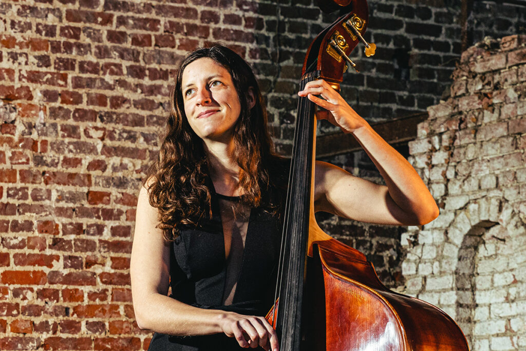 Muriel speelt jazzcontrabas en zingt jazz